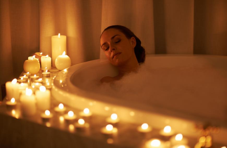 Im Herbst gönnen wir uns wieder etwas Me-Time. Aber wie sieht der perfekte Moment für sich aus? Eine Expertin hat es uns verraten!
