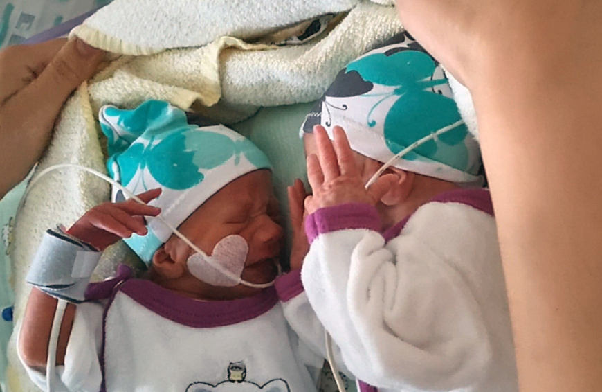Wenig später erblicken ihre Zwillinge Emory und Casey per Notkaiserschnitt das Licht der Welt.