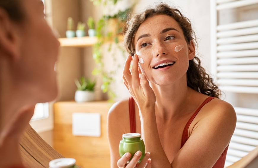 Eine Dermatologin hat uns verraten, wie wir unsere Haut zum Strahlen bringen. 