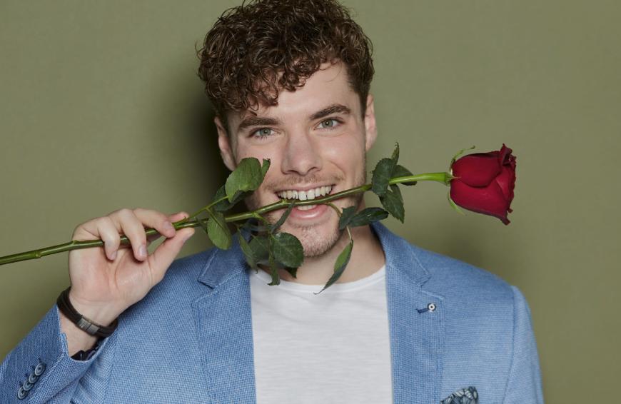 Obwohl der 23-Jährige die letzte Rose der Bachelorette bekam, konnte er am Ende nicht ihr Herz für sich gewinnen.
