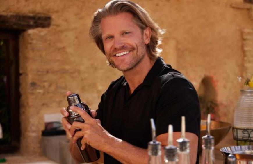 Ur-Bachelor Paul Jahnke versorgt auch dieses Jahr die Kandidaten wieder mit erfrischenden Drinks.
