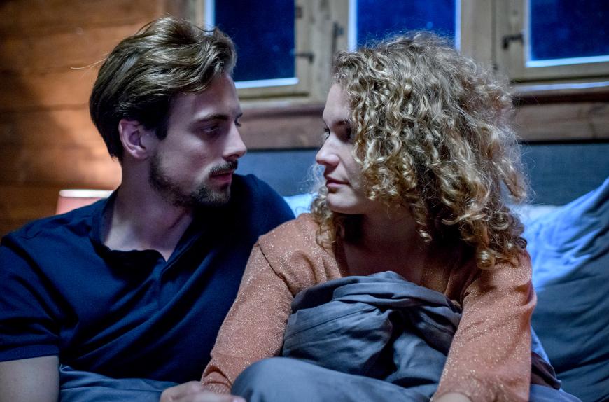 Maja und Hannes verbringen eine Nacht zu zweit in der