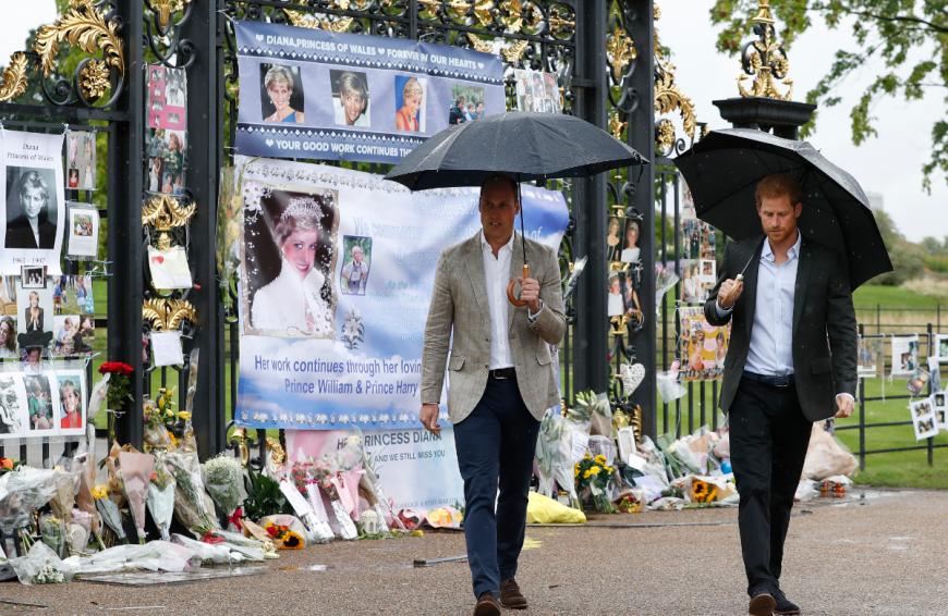William und Harry müssen sich immer wieder mit neuen Theorien und Gerüchten rund um den Tod ihrer Mutter auseinandersetzen.