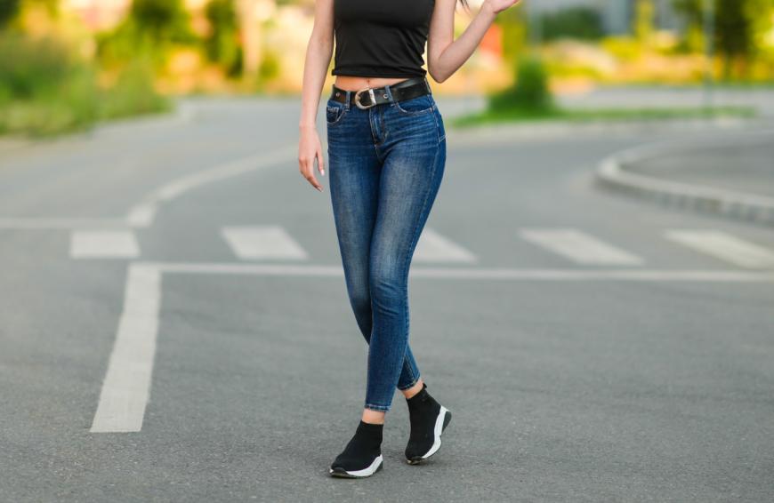 Wir haben eine Skinny Jeans entdeckt, die uns ruckzuck schlank schummelt. 