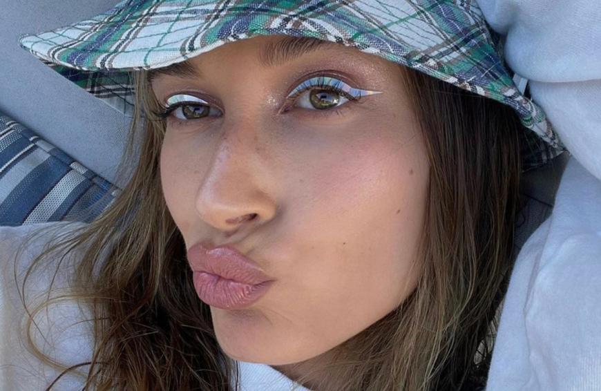 Hailey Bieber hat sich für einen klassischen Lidstrich entschieden, der hübsch schillert und mit einem holografischen Finish begeistert.