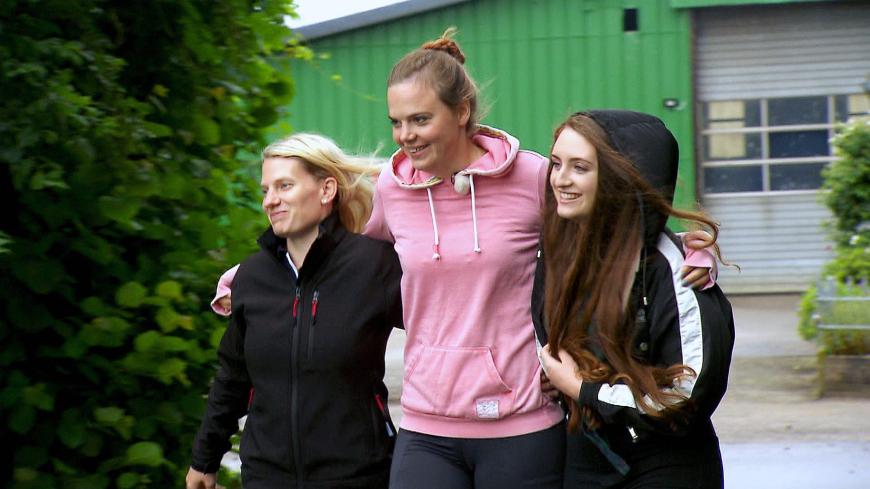 Beim Scheunenfest entscheidet sie sich dazu, Melanie (rechts) und Franzi (links) zur Hofwoche einzuladen.