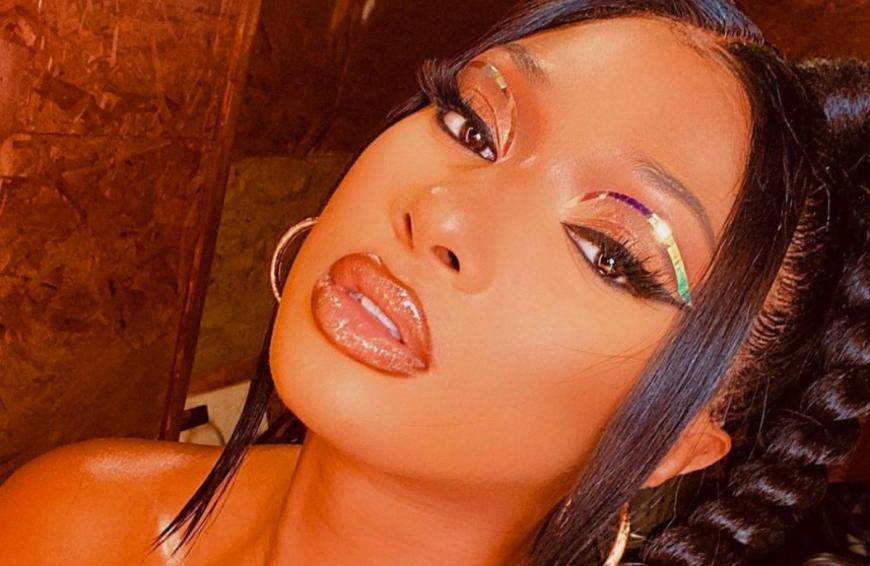 Sängerin Megan Thee Stallion betont mit den Lidstrich-Stickern ganz einfach ihre Lidfalte. Sieht super-stylisch aus, oder? Nun möchtest du auch gerne den Make-up-Trend der Stars kopieren? Dann aufgepasst!
