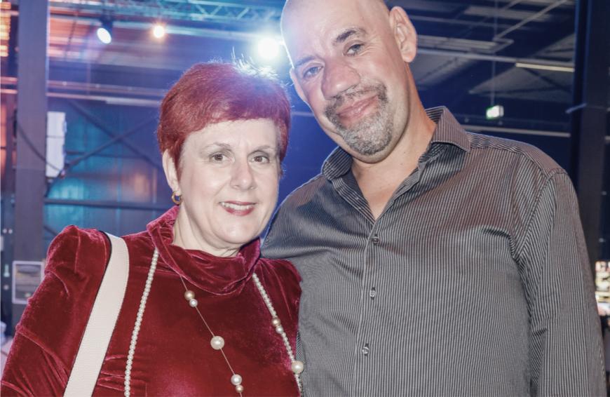 Seine Frau Iris hat vor dem Fernseher mit ihrem Mann gelitten aber immer fest an ihn geglaubt.