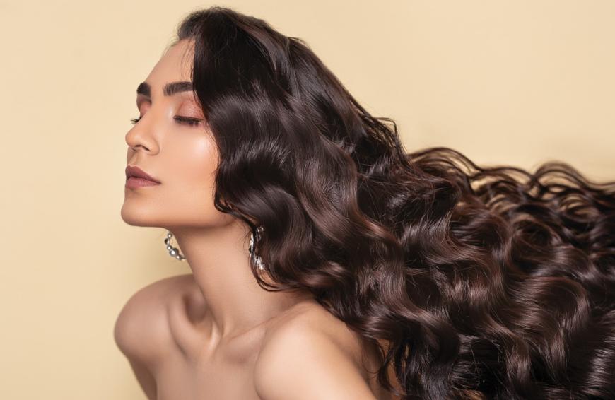 Volles und glänzendes Haar – ein Drogerie-Shampoo zaubert feinem und plattem Haar mehr Volumen!