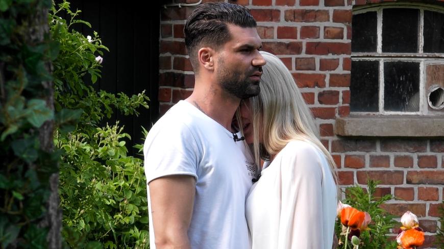 Sie können nicht verstehen, wieso die Blondine weiterhin zu ihrem Ehemann Mike Cees-Monballijn hält.