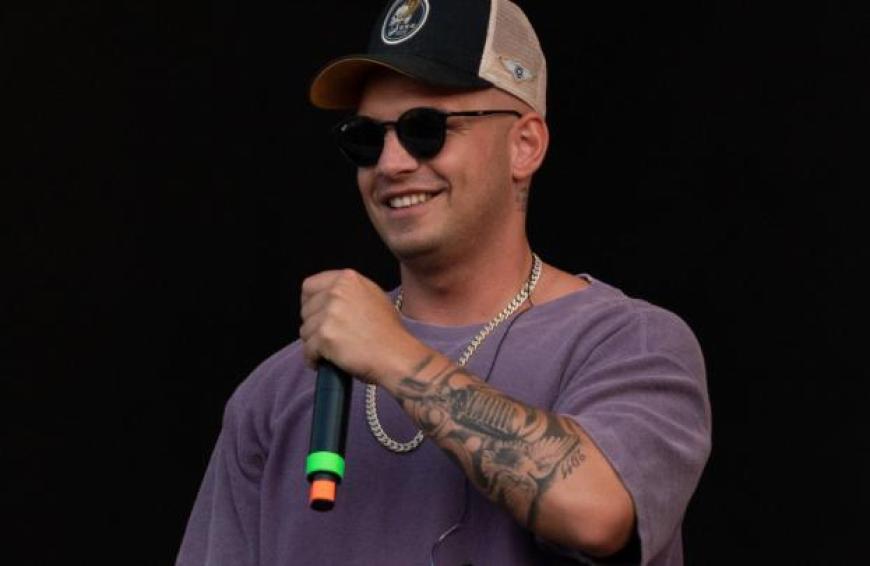 Pietro Lombardi beantwortet alle Fragen seiner Fans, die besonders daran interessiert sind, wie seine Traumfrau sein sollte.