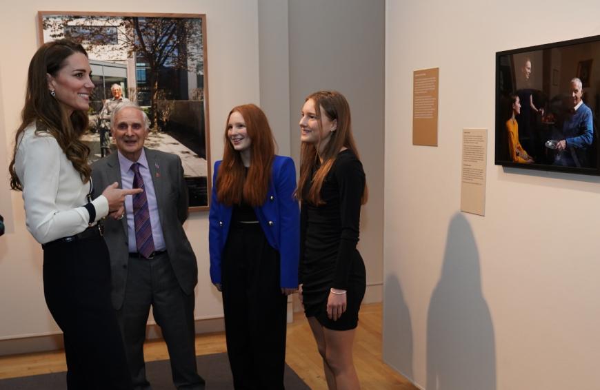 Bei der Eröffnung einer Ausstellung traf die Herzogin nun auf Menschen, die sie in der Vergangenheit fotografiert hatte.