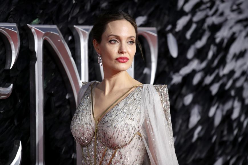 Gerade erzählte sie, wie gerne sie Regie führt. Und jetzt hat Schauspielerin Angelina Jolie auch für ihr eigenes Leben die Zügel in die Hand genommen.