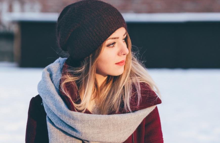 Was darf im Winter nicht fehlen? Richtig, eine Mütze und ein Schal. Aber es gibt noch mehr Fashion Basics, die ein Muss in der kalten Jahreszeit sind. 