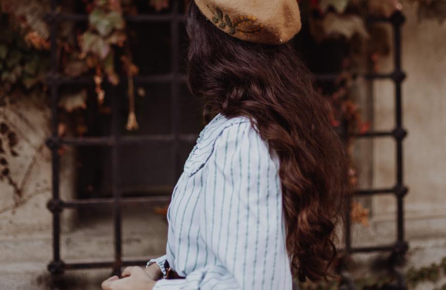 Keratin ist der Retter für sprödes Haar. Ein Drogerie-Shampoo ist daher eine tolle Alternative zum Profi-Treatment. 