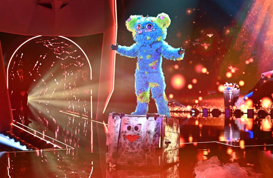 Hinter dem knuffigen Müll-Monster soll sich ein legendärer Castingshow-Gewinner verstecken.