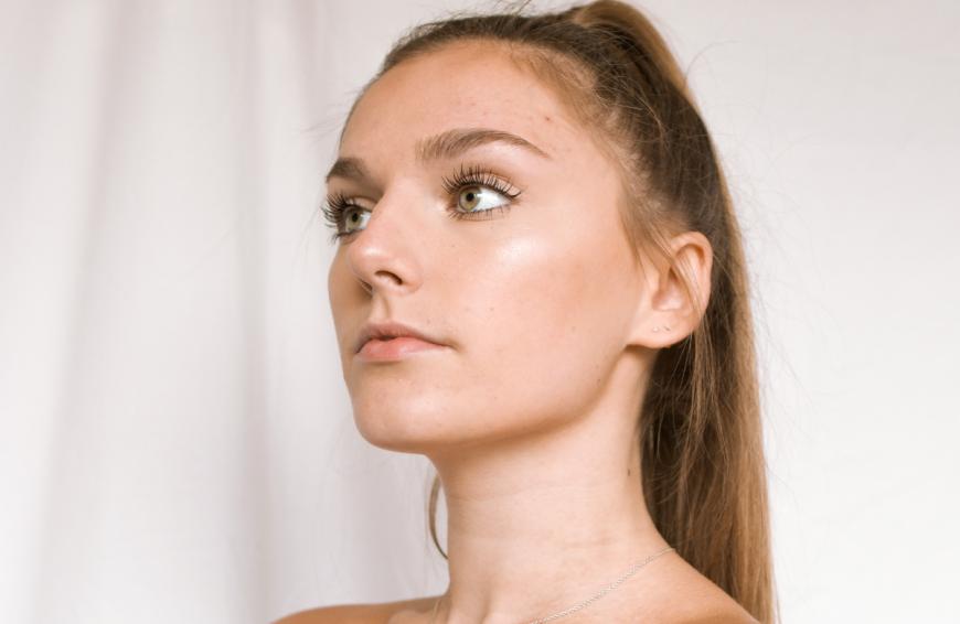 Eine vegane Mascara bietet nicht nur Perfektion, sondern auch eine intensive Pflege, die einem Serum gleichkommt. 