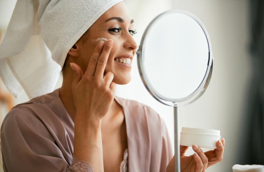 Bye, bye trockene Haut! Mit dieser Apotheken-Creme kann deine Haut selbst im tiefsten Winter strahlen. 