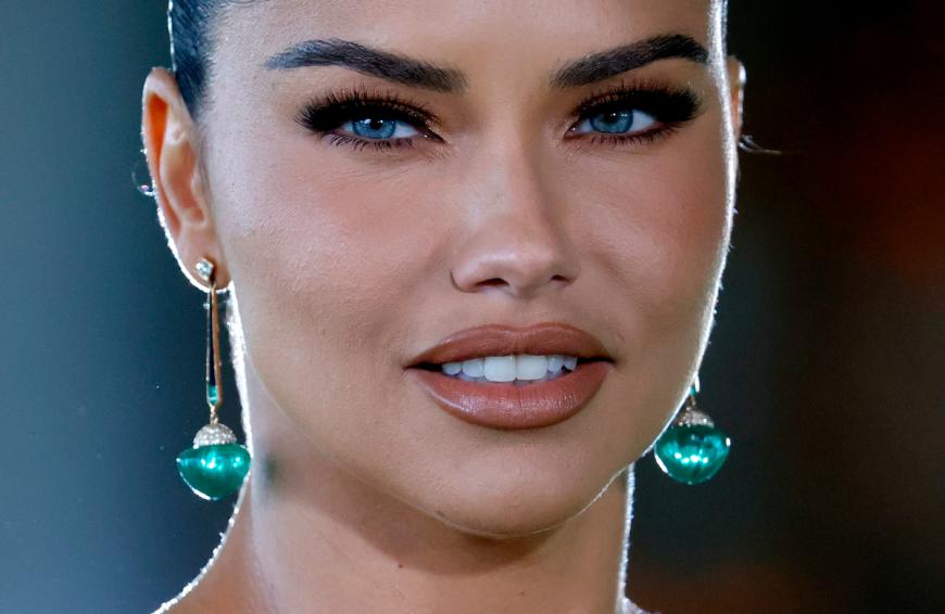 Selbst Supermodel Adriana Lima wurde von dem Hype angesteckt und betont ihre Wimpern mit der Bestseller-Mascara.