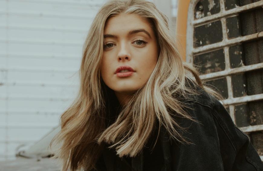 Mit diesen Tipps und Tricks kann deine Haarfarbe immer strahlen. 