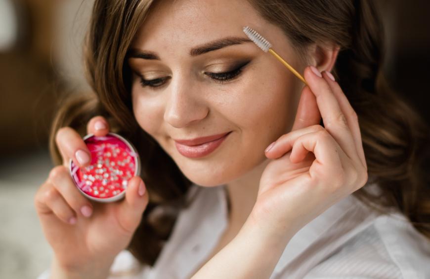 Sogenannte Soap Brows gehen bei TikTok viral – und die zaubern dir einen Brow-Lifting-Effekt. 