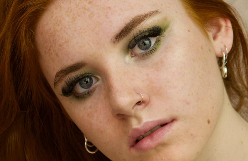 Du möchtest lange, voluminöse Wimpern, die auch noch perfekt getrennt sind? Dann wird dir diese günstige Mascara gefallen. 
