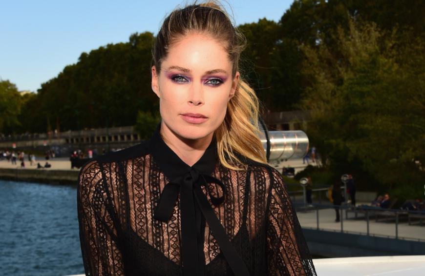 Selbst Supermodel Doutzen Kroes schwört auf die günstige Lifting-Creme aus der Drogerie. 