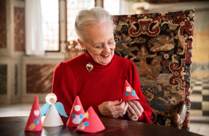 Die Weihnachtsvorfreude hat auch die dänischen Royals erwischt. Königin Margrete widmet sich den Wichtel-Figuren, die dieses Jahr die Stars eines digitalen Adventskalenders sind.
