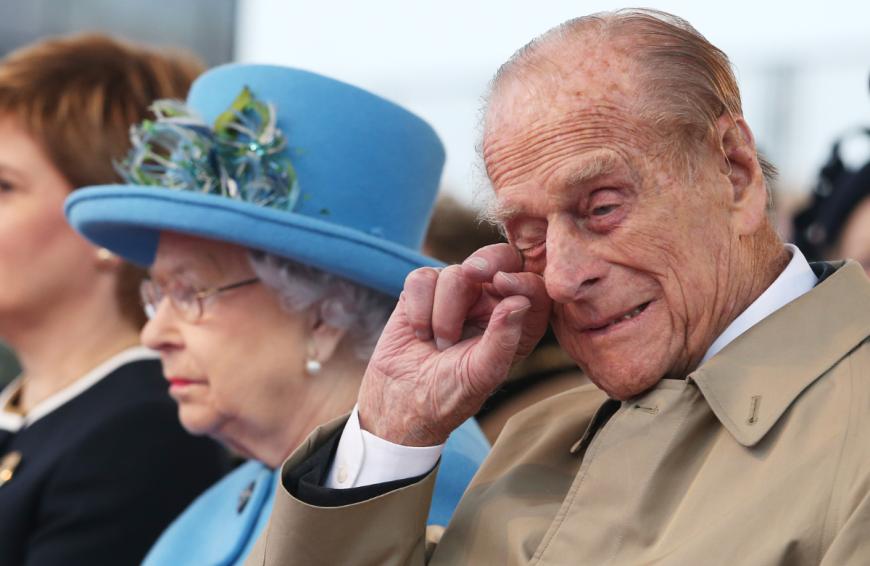 Im März 2021 dann der Schock für die Königsfamilie: Prinz Philip fühlt sich unwohl, wird ins Krankenhaus gebracht. Dort muss er mehrere Wochen bleiben und sogar eine Herzoperation über sich ergehen lassen. Besonders bitter für die Queen: Wegen der geltenden Corona-Beschränkungen kann sie ihren Mann nicht besuchen.