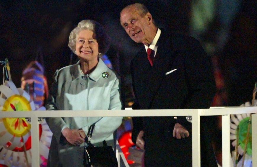 Doch wer nun meint, dass diese ungewöhnliche emotionale Regung der Queen gegenüber ihrem Gatten eine Ausnahme sei, der irrt. 2002 erneuerte Elizabeth anlässlich ihres Thronjubiläums das, was sie 1997 bereits über ihren Mann gesagt hatte, formulierte es nur ein wenig anders. Damals sagte sie:
