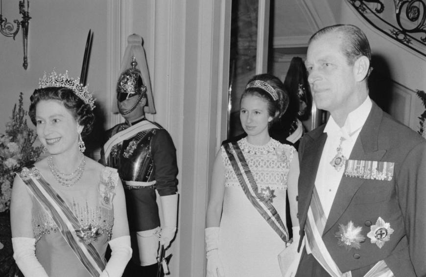 Insgesamt haben Elizabeth und Philip vier Kinder. Nach Prinz Charles und Prinzessin Anne (m.) folgen noch Prinz Andrew und schließlich Prinz Edward.