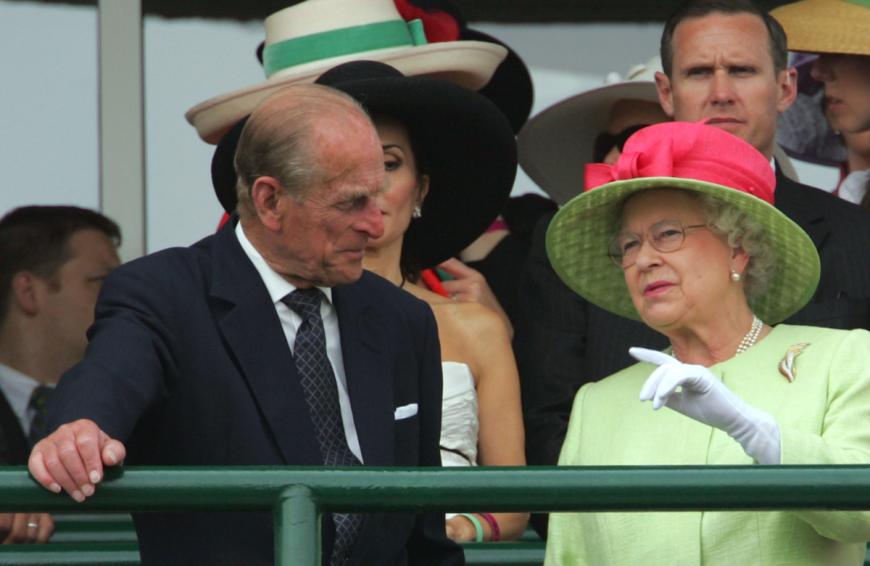 Der 20. November 2007 ist für Philip und Elizabeth ein ganz besonderes Datum. 60 Jahre sind sie an diesem Tag verheiratet und dürfen ihre diamantene Hochzeit feiern. Das hat vor ihnen noch kein Königspaar in der Geschichte der britischen Monarchie geschafft - und wird es vorerst wohl auch nicht mehr tun. Da die Ehe von Prinz Charles und Prinzessin Diana ja bekanntermaßen scheiterte, wären William und Kate die nächsten. Doch bis die Cambridges diesen Meilenstein erreicht haben, dauert es noch eine ganze Weile: Erst in schlappen 50 Jahren, am 29. April 2071, wäre es bei den beiden so weit.