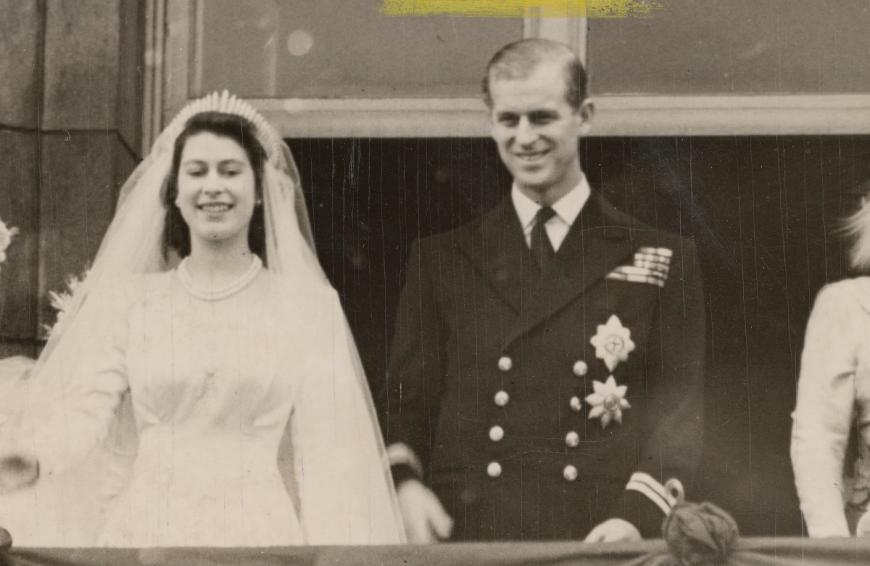 Nachdem der Palast am 9. Juli 1947 verkündet, dass die Prinzessin sich mit Philip verlobt hat, läuten kein halbes Jahr später die Hochzeitsglocken. Am 20. November 1947 geben die beiden sich das Ja-Wort und auf Fotos ist zu erahnen, wie glücklich die beiden damals gewesen sei müssen. Es folgen 73 nach außen hin skandalfreie Ehejahre - in der Geschichte des britischen Königshauses alles andere als eine Selbstverständlichkeit.