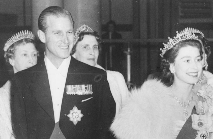 Die Liebesgeschichte zwischen Queen Elizabeth II. und Prinz Philip beginnt durchaus romantisch. Auf der Hochzeit von Marina von Griechenland mit dem Herzog von Kent sehen sich Prinzessin Elizabeth und Prinz Philip von Griechenland und Dänemark zum ersten Mal. Ob es Liebe auf den ersten Blick war, ist nicht bekannt, doch beide können danach offenbar die Augen nicht mehr voneinander lassen.