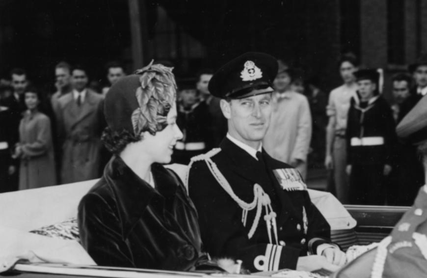 Dann folgt ein Ereignis, das Elizabeths Leben und das ihres Mannes für immer verändern wird. Ihr Vater, König George V., stirbt und so wird die Prinzessin 1952 zur Königin gekrönt. Für Philip bedeutet das: Von nun an ist er Prinzgemahl und engster Vertrauter der britischen Königin.