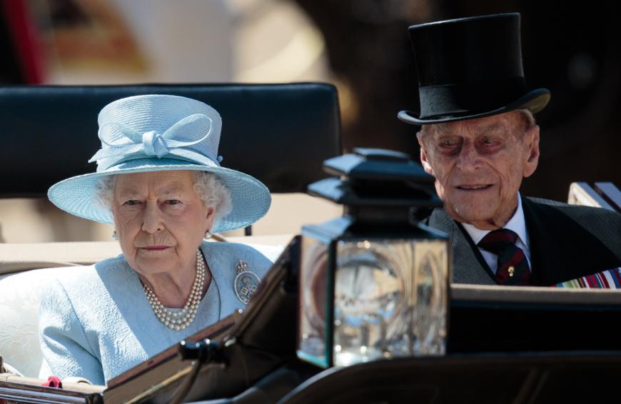 2017 gibt der Palast bekannt, dass Philip sich von seinen öffentlichen Aufgaben zurückziehen wird - im reifen Alter von 96 Jahren. Die Queen bestreitet ihre öffentlichen Auftritte von da an ohne ihn, meist begleitet von Prinz Charles, Prinz William oder Prinz Harry. Doch Philip soll auch noch lange nach seiner offiziellen Verabschiedung in den