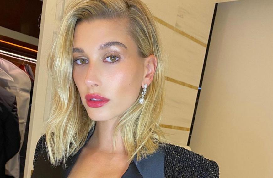 Hailey Bieber zeigt, dass man Highlighter auch super als Lidschatten benutzen kann. Sie trägt den Glow-Booster direkt unter ihren Augenbrauen auf und sorgt so für einen strahlenden Blick. Zudem wird der Blick geöffnet und die Augenpartie kann strahlen.
