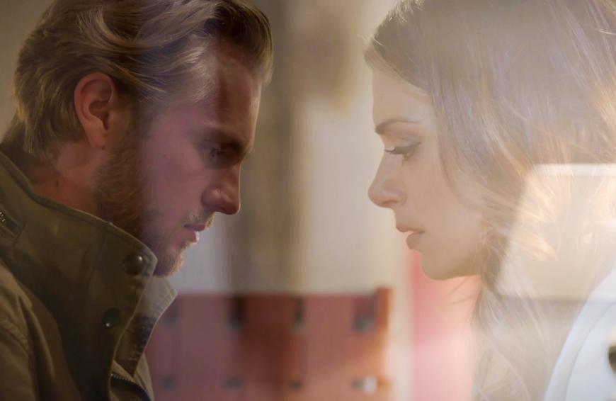 Paul (Niklas Osterloh) hat Emily (Anne Menden) betrogen.
