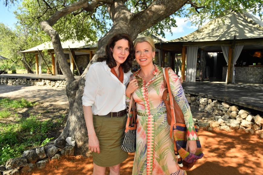 Für die Reise nach Namibia ging auch Eva Habermann als Carola Albrecht (hier rechts) mit ihrer Freundin Sandra Winkler, gespielt von Julia Malik, (hier links) an Bord.