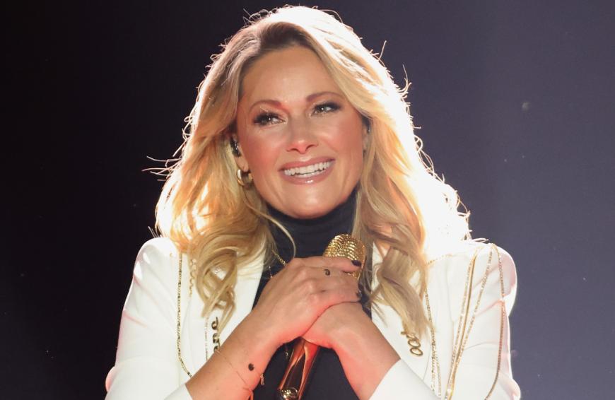 Helene Fischer: Mega-Comeback 2021
Für Schlagerqueen Helene Fischer hielt das Jahr 2021 gleich mehrere Überraschungen und sensationelle Neuigkeiten bereit. Noch zu Beginn des Jahres sorgten sich die Fans und Follower um ihr Schlager-Idol: Mehrere Monate war es still um Helene geworden. Im Frühjahr kursierten dann erste Gerüchte um ein neues Album in den Medien – und tatsächlich: Nach vier Jahren veröffentlichte Helene Fischer im Oktober 2021 ihr neues Album