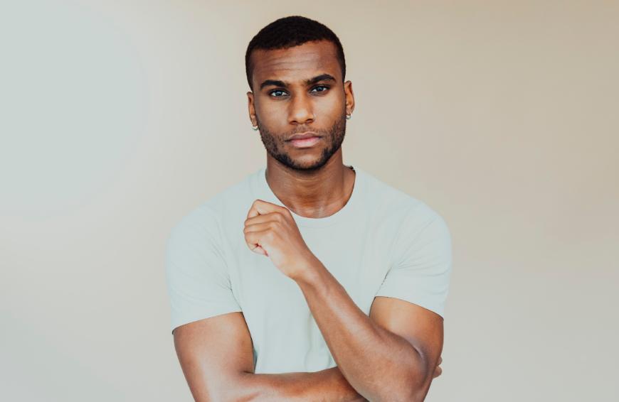 Auch von Moritz Brunner (Tijan Njie) mussten sich die AWZ-Fans zum Ende des Jahres verabschieden. Als Choreograf erhält Mo ein Jobangebot in Luxemburg und lässt das Steinkamp-Zentrum hinter sich. Der Schauspieler nimmt sich eine kreative Auszeit. Bislang ist unklar, ob Tijan zum Set zurückkehren wird.