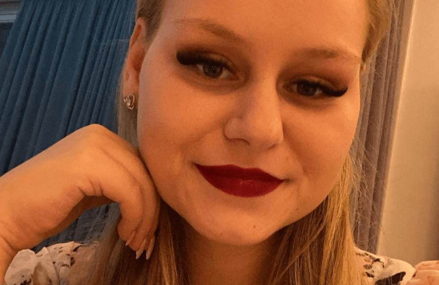 Auch Sarah-Jane Wollny gehört eigentlich eher zu den Wollny-Mitgliedern, die nicht so präsent in der Öffentlichkeit stehen. 2021 überraschte sie aber gleich mehrfach: Nicht nur, dass sie ihre Prüfung zur examinierten Altenpflegerin bestand und es damit beruflich richtig rund für sie zu laufen scheint, sondern auch privat könnte es kaum besser aussehen: Im September stellte sie ihren Fans nämlich erstmals ihren Freund Tinush vor. Bei Instagram teilte sie ein Pärchenfoto inklusive zuckersüßer Liebeserklärung.
