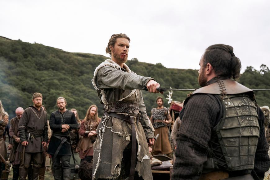 Vikings: Valhalla
Mit der Serie Vikings: Valhalla reisen wir zurück in das 11. Jahrhundert Englands. Die damaligen Spannungen zwischen den Wikingern untereinander, die sich in Christentum und Heidentum zerstreiten, finden in der Netflix-Produktion ihren blutigen Höhepunkt. Packende Dramatik erwartet alle Fans von Action und Historie. Der Nachfolger der Netflix-Serie