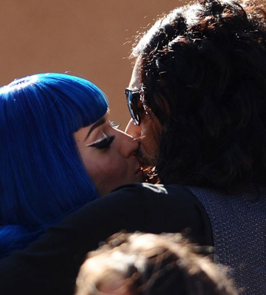 Erwischt! Katy Perry küsst ihren Verlobten Russell Brand