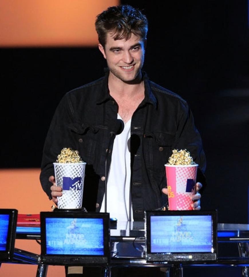 Robert Pattinson hält seine MTV Trophäen ganz fest