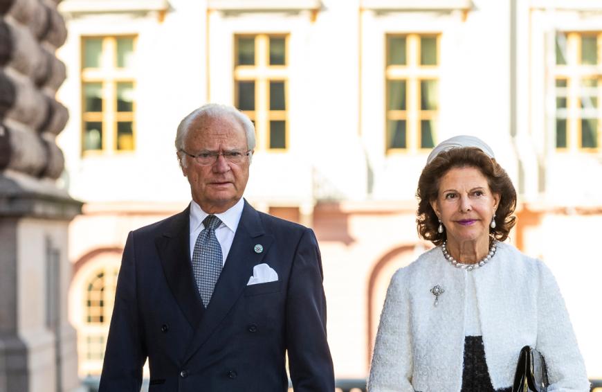 König Carl Gustaf von Schweden und Königin Silvia gehören wegen ihres hohen Alters zur Corona-Risikogruppe. Nun gibt es für die beiden schlechte Nachrichten.