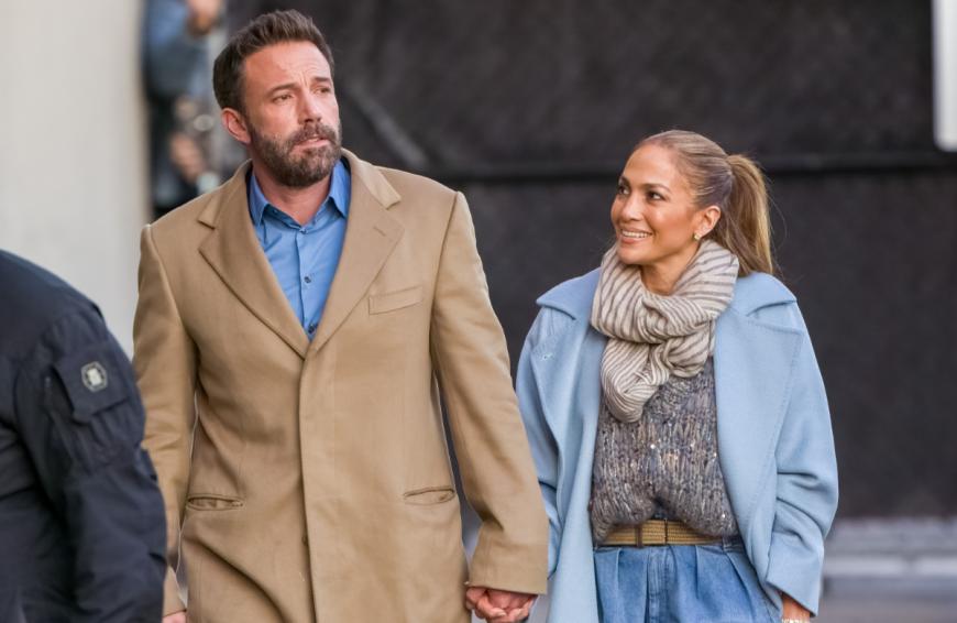 Hier trägt JLo DIE Trend-Jeans 2022. 