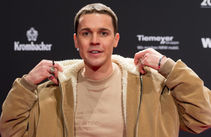 Felix Jaehn leidet unter psychischen Problemen. Er suchte sich professionelle Hilfe. Außerdem meditiert er täglich, um Kraft zu tanken.