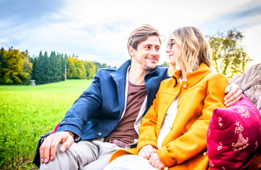 Bis Paul und Josie endlich ihr Glück finden dürfen, wird es noch ein wenig dauern. Nun sieht es ganz danach aus, als müssten die Fans sogar länger als geplant darauf warten.