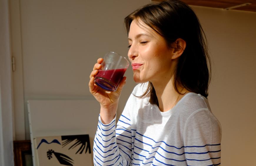 Ein Drink kann dich beim Abnehmen unterstützen. 